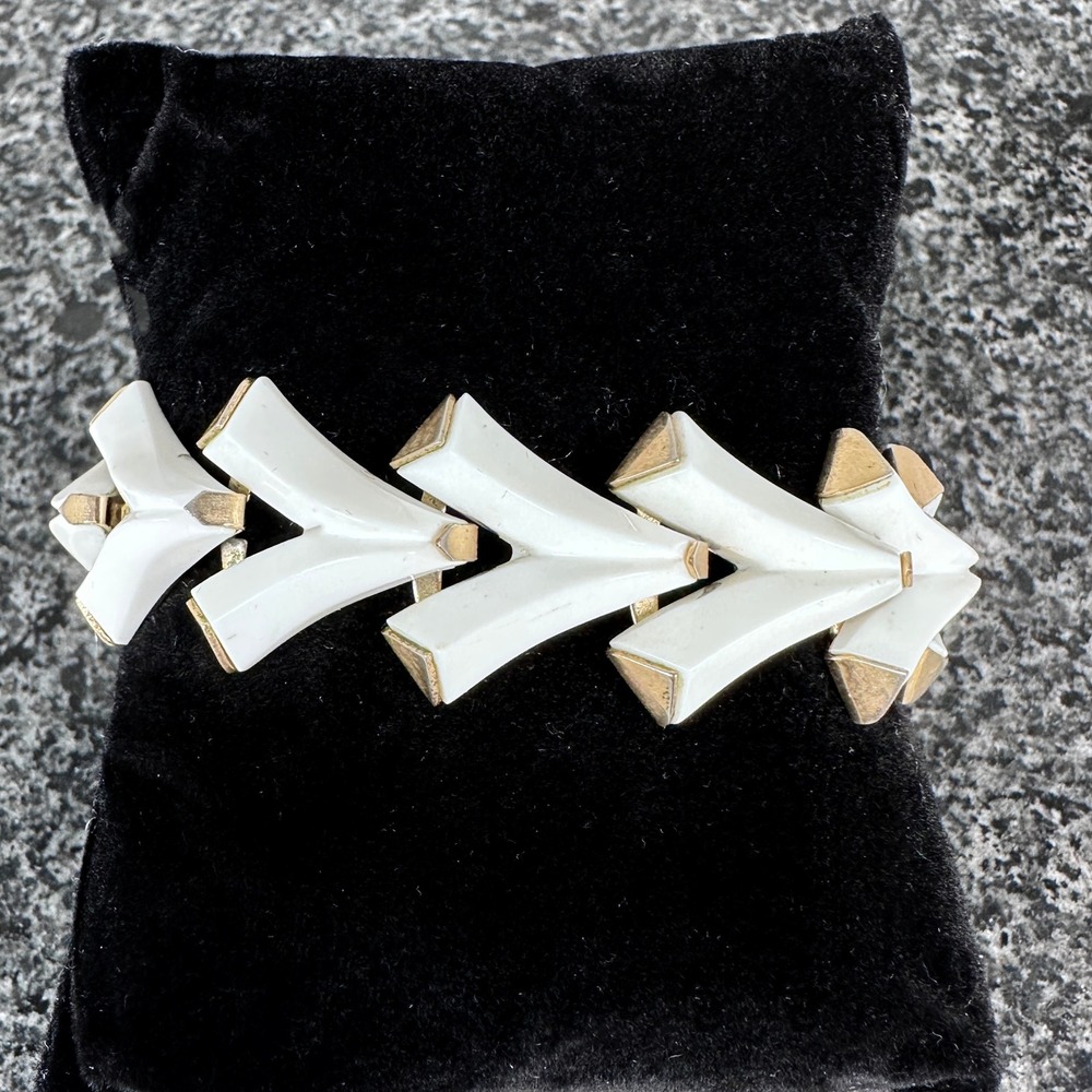 Trifari White Chevron Geometric Link Bracelet Gold Tone Signed 7.25"